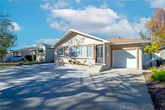 13523 Gilmore St Photo 2