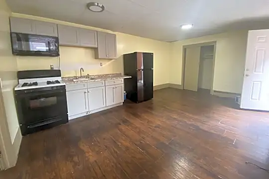 118 W Market St Photo 2
