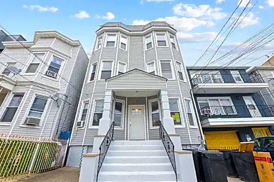 18 Poplar St #1R Photo 1