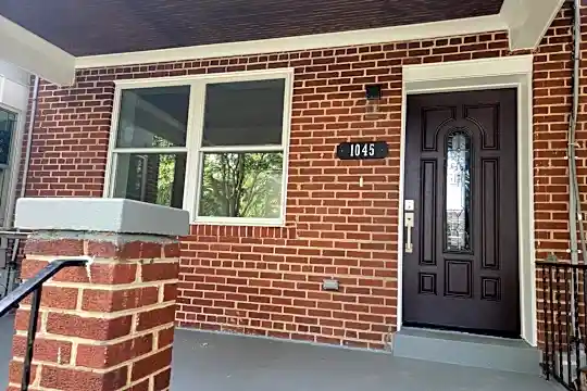 1045 Crittenden St NE Photo 2