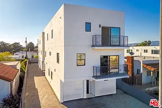 1923 Carmona Ave Photo 2