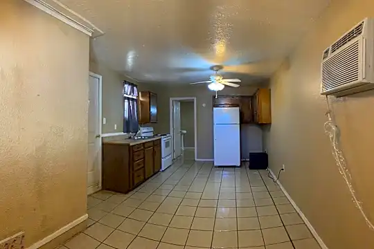 1612 Axtell St Photo 2