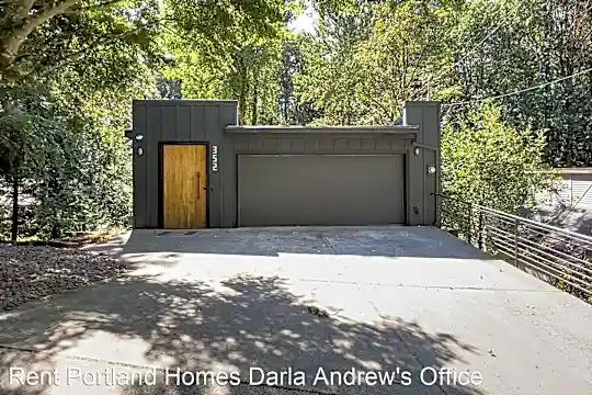 352 SW Custer St Photo 1