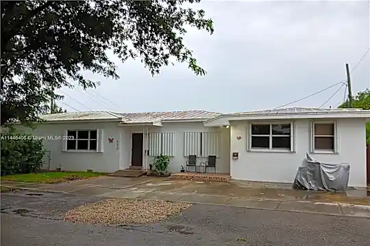 650 SW 44th Ct #A Photo 1