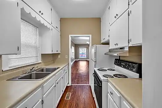 1138 S Zunis Ave Photo 2