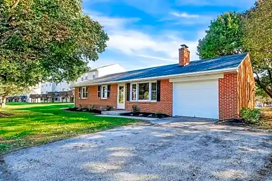 2060 Greenbriar Rd Photo 2
