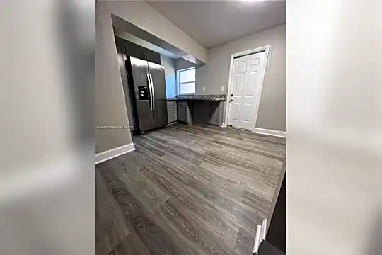 13585 NW 5th Ave Photo 2