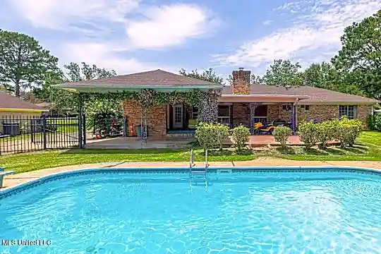 315 Swan Lake Dr Photo 2