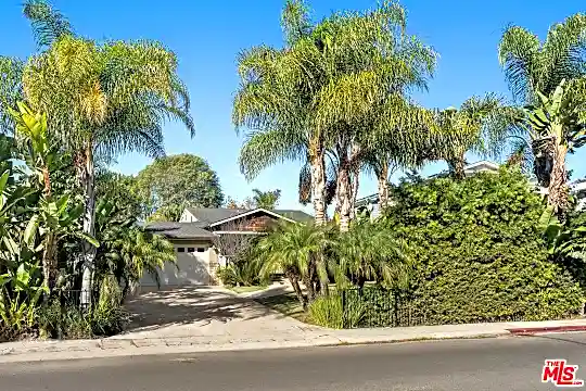 11761 Palms Blvd Photo 2