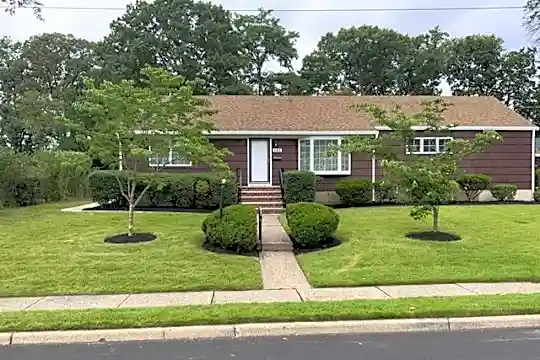 686 Roosevelt Blvd Photo 1