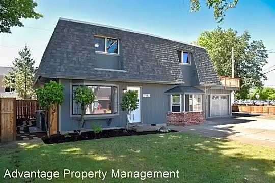 2112 Applegate St Photo 2