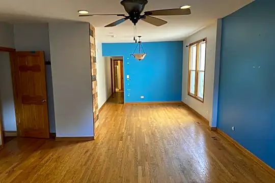 1631 N Washtenaw Ave #1 Photo 2