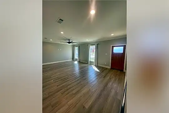 305 Julianne St Photo 2