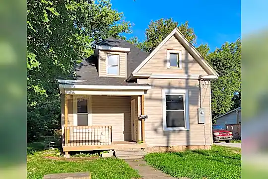 1015 N Concord Ave Photo 1