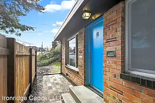 1 & 2 Bedroom Units - Work & Play in Tacoma! Photo 2