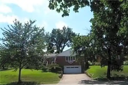 126 Morrison Dr Photo 2