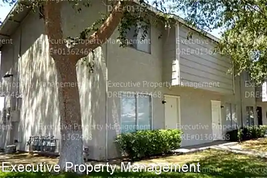 2909 S Chester Ave Photo 2