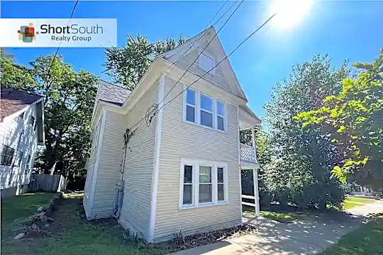 470 Houseman Ave NE Photo 2