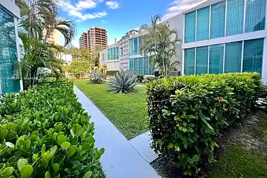 10178 Collins Ave #107 Photo 2