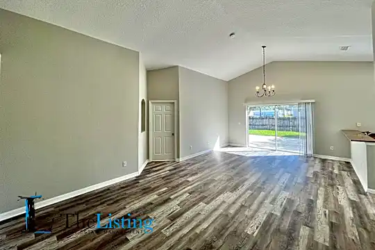 1911 Colonial Woods Blvd Photo 2