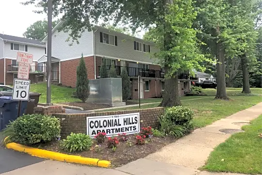 Colonial Hills Apartments Photo 2