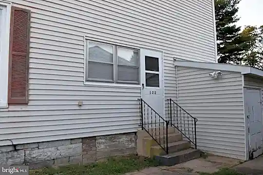 122 Bridge St Photo 1