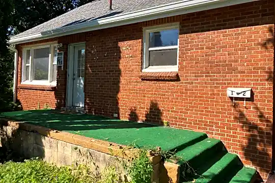 102 Ruth Ave