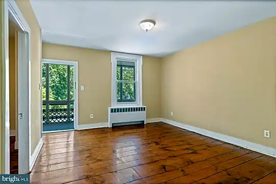 5 N Railroad Ave #2 Photo 2