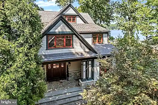 2924 Edgewater Dr Photo 2