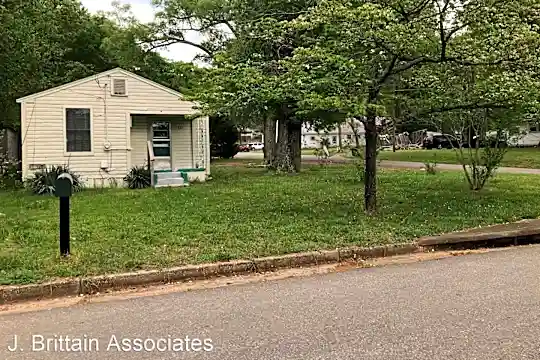821 S Leighton Ave Photo 1