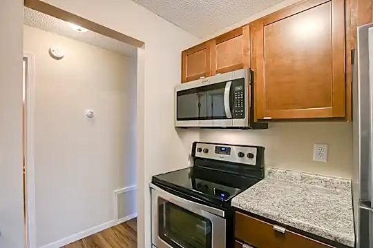 1337 Arkwright St N Photo 2
