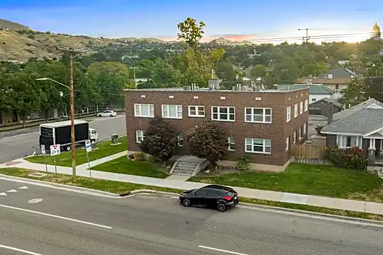 376 N 300 W Photo 1