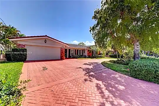 3218 NE 38th St Photo 1