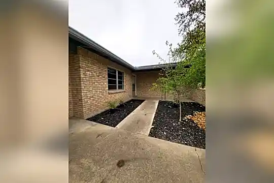205 Manor Dr Photo 2