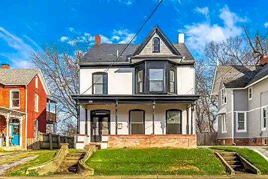111 E 7th St Photo 2