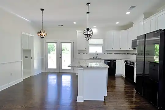 240 Stone Ave Photo 2