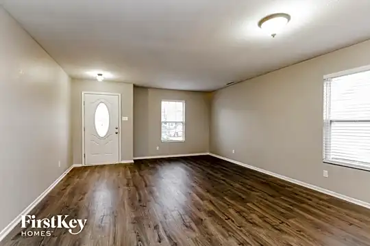 1643 Carriage Cir Photo 2