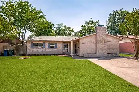 4418 Windsor Dr Photo 2
