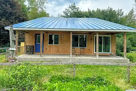 64 Memorial Dr Photo 2