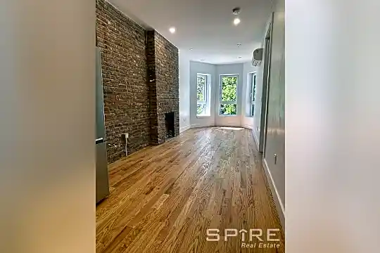 694 Park Pl Photo 1