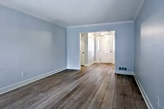 370 Hickory Walk SW Photo 2