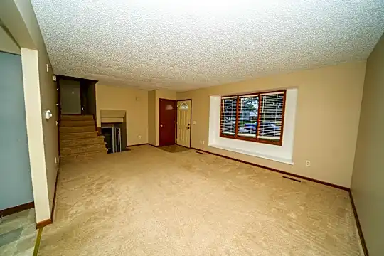 211 5th St NW Photo 2