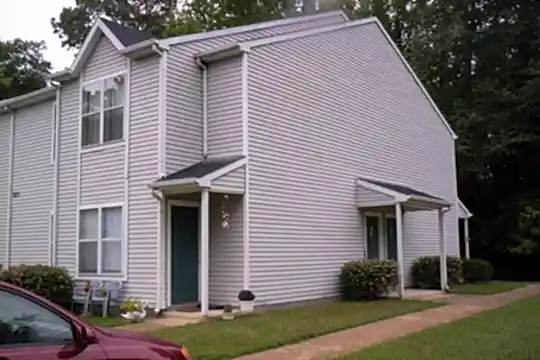 Colonial Beach Village Apartments Photo 2
