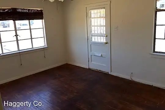 1321 Chadbourne St Photo 2