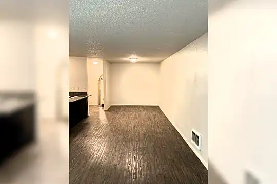 2301 SE Courtney Ave Photo 2
