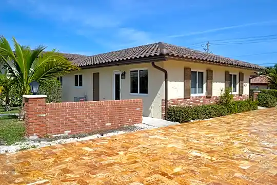 699 Glouchester St Photo 2