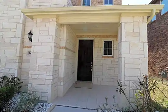 1422 Bellingham Ln Photo 2