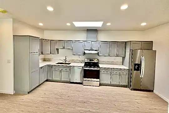 859 W 43rd Pl Photo 1