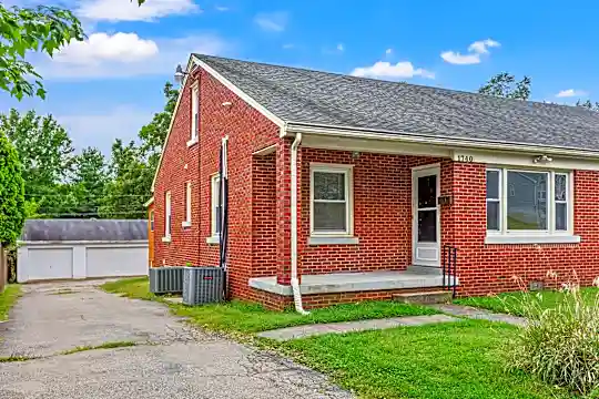 1740 Courtney Ave Photo 2