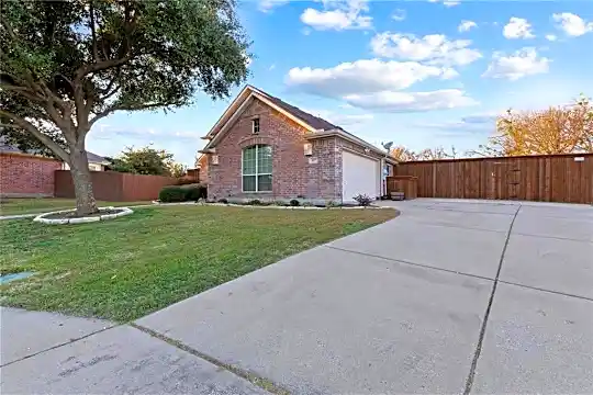 437 Carver Photo 2